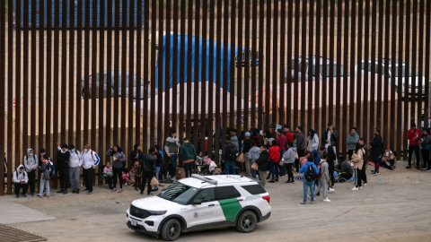 Un grupo de migrantes espera en Tijuana, frontera entre México y Estados Unidos, el 5 de junio de 2024.