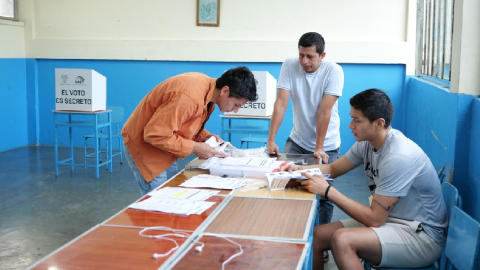 Integrantes de juntas receptoras de voto en la consulta popular del 21 de abril de 2024.