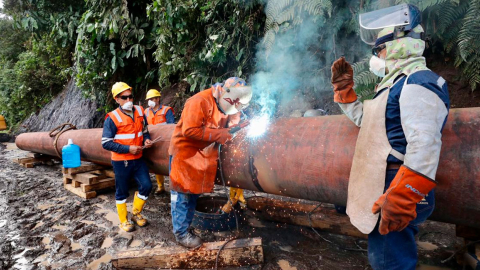 Imagen de archivo de funcionarios de Petroecuador realizando reparaciones del SOTE.
