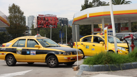 Taxis estacionados en una gasolinera de Quito.