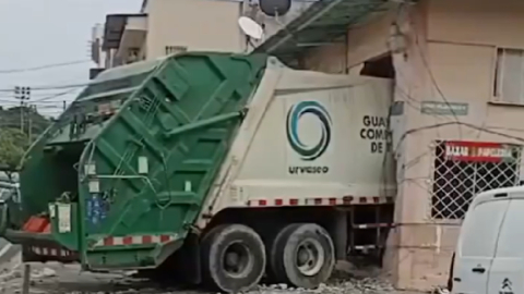 Un camión de basura se estrelló contra una casa en el sur de Guayaquil.