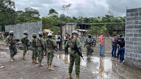 Operativo militar en Sacha, por centro de acopio clandestino de combustibles. 