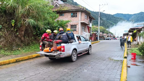 En Río Verde ayudan a los heridos y a buscar a los desaparecidos por los deslaves, el 17 de junio de 2024.