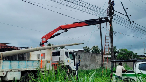 Funcionarios de CNEL EP realizan trabajos en Los Ríos.