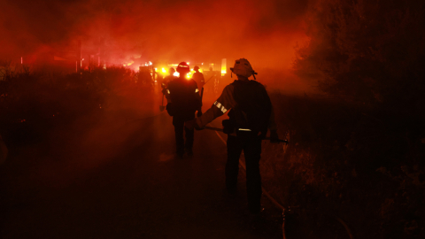 Bomberos en el incendio en California, 16 de junio de 2024.