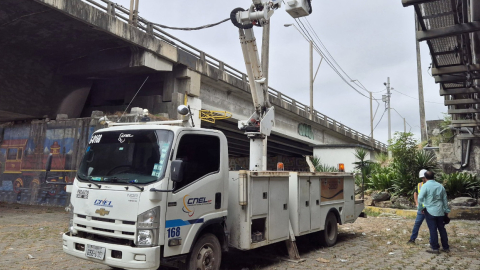 Un camión de CNEL EP trabajando en un poste de alumbrado público en Guayas, 1 de junio de 2024.