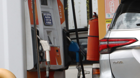 Una camioneta Toyota carga combustible en una gasolinera en Quito, 4 de junio de 2024. 