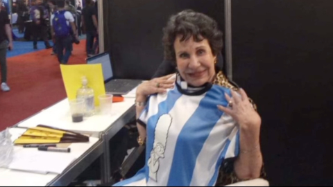 Nancy Mackenzie con una camiseta de Marge Simpson.