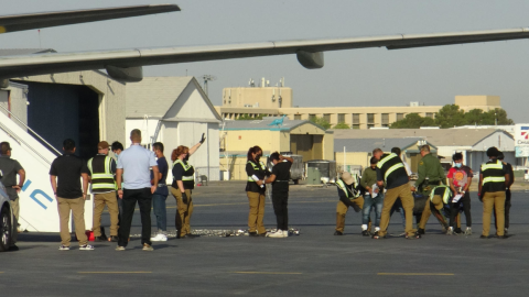 Personas revisan documentación a migrantes en El Paso, Estados Unidos.