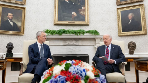 El presidente estadounidense Joe Biden  y el secretario general de la OTAN, Jens Stoltenberg, se reúnen en la Oficina Oval de la Casa Blanca en Washington, DC, el 17 de junio de 2024.