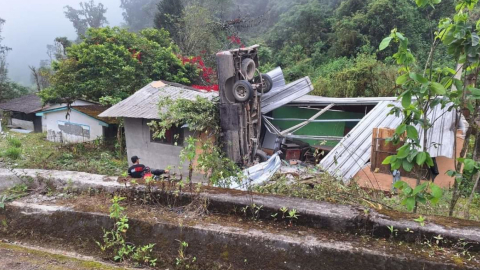 Una camioneta quedó verticalmente incrustada en una vivienda en la vía La Maná, el 17 de junio de 2024.