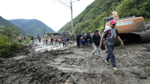 Personas caminan en la vía Baños - Puyo, afectada por deslaves, el 17 de junio de 2024.