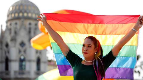 Una persona de la comunidad LGBT+ tailandesa celebra que el Senado aprobó la Ley de Igualdad Matrimonial, 18 de junio de 2024.