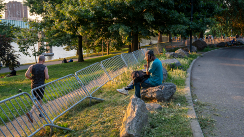 Un inmigrante revisa sus documentos afuera del refugio de Randall Island el 17 junio de 2024 en Nueva York, Estados Unidos.