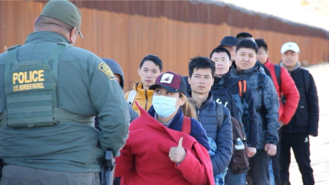 Imagen referencial de migrantes asiáticos en la frontera de Estados Unidos.