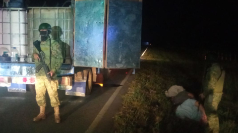 Un guardia nacional junto a ciudadanos detenidos por la perforación del Poliducto Santo Domingo-Macul-Pascuales, en Guayas. 