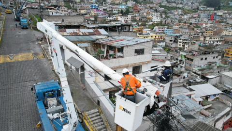 Trabajos para la remodelación de redes eléctricas en Quito. Foto del 15 de junio de 2024.