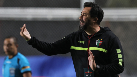 El entrenador argentino de Palestino, Pablo Sánchez, hace gestos durante el partido de fútbol de vuelta de la fase de grupos de la Copa Sudamericana entre el San Lorenzo de Argentina y el Palestino de Chile en el estadio Pedro Bidegain de Buenos Aires el 8 de junio de 2023.