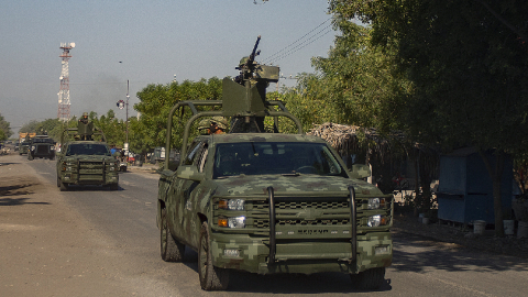 Un convoy del Ejército Mexicano en la comunidad de Aguililla en el estado de Michoacan, México, el 23 de abril de 2021.