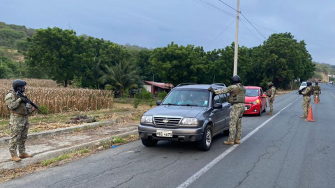 Militares controlan las vías en el cantón Sucre, de Manabí, el 29 de junio de 2024.