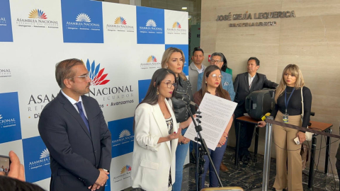 Vicente Taino (PSC), Viviana Veloz (correísmo) y Lucía Posso (ind.), en rueda de prensa. Quito, 20 de junio de 2024