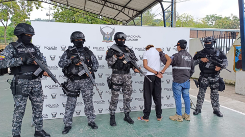 Alias Mototo (de espaldas) junto a policías luego de su captura en Esmeraldas, el 20 de junio de 2024.