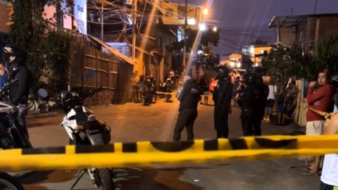 Policías en la escena de un ataque armado en Portoviejo el 20 de junio de 2024.