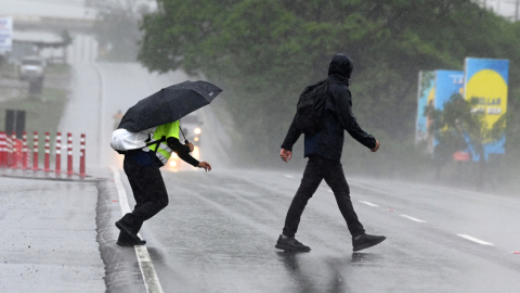 Personas cruzando la calle en Tegucigalpa, Honduras, 20 de junio de 2024.