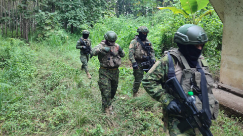 Comandos de las Fuerzas Especiales del Ejército hallan una casa abandonada al costado del Anillo Vial Quevedo, en Los Ríos, el 19 de junio de 2024.