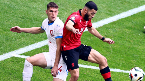 Robin Hranac de República Checa y Georges Mikautadze de Georgia durante el partido de la Eurocopa, en Hamburgo, el sábado 22 de junio de 2024.