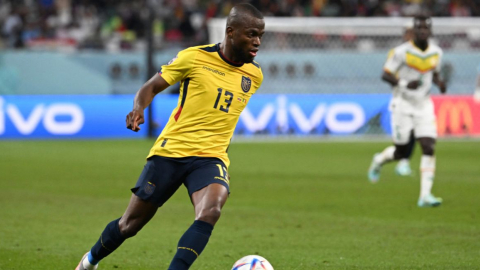 Enner Valencia, delantero ecuatoriano número 13, jugando para la selección de Ecuador. 