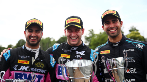 Juan Manuel Correa junto a los pilotos que ganaron el Gran Premio de España, 22 de junio de 2024.