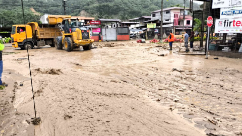 Maquinaria de Zamora y de la Secretaría de Gestión de Riesgos trabajan en la remoción de lodo y escombros.