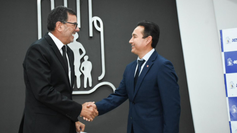 Eduardo Peña, presidente del Consejo Directivo del IESS, junto a Frankin Encalada, nuevo gerente del Hospital Teodoro Maldonado Carbo, de Guayaquil. Foto del 21 de junio de 2024. 