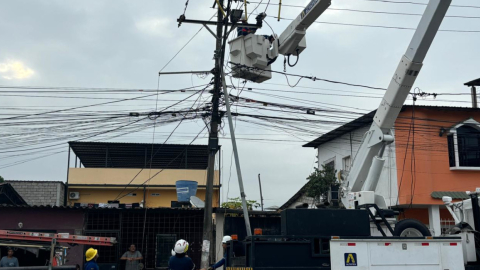 Trabajadores de CNEL  restituyen el servicio eléctrico, en el sector norte del cantón Durán, en Guayas, el 17 de junio de 2024. Imagen referencial. 