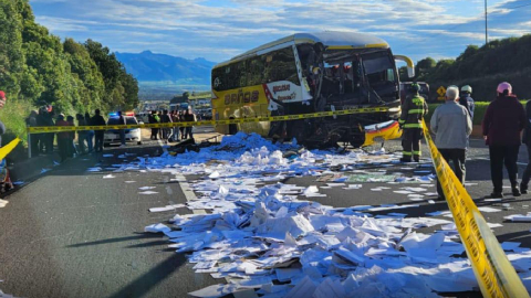 Bus de la cooperativa Ambato se accidentó en la Panamericana Sur y dejó un muerto.