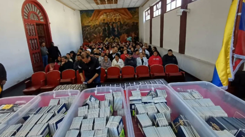 Pasaportes para ser entregados en la Casa de la Cultura Ecuatoriana, en Quito. Foto del 23 de junio de 2024. 