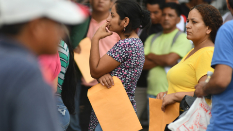 Cientos de personas en busca de empleo asisten a la convocatoria laboral de una empresa privada de la ciudad de Manta, el 15 de abril de 2024. Imagen referencial. 