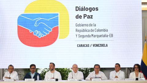 Delegaciones del gobierno colombiano y del grupo disidente Segunda Marquetalia de las FARC en conversaciones de paz en Caracas, 24 de junio de 2024.