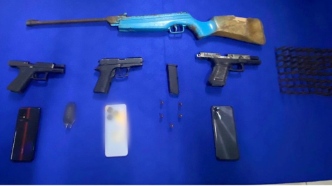 Armas encontradas en poder de los dos presuntos sicarios de Los Chone Killers en Durán, Guayas, el 24 de junio de 2024.