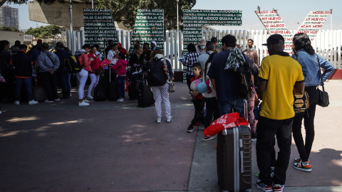 Migrantes en una calle de la ciudad fronteriza de Tijuana, cerca de Estados Unidos, el 20 de junio de 2024.