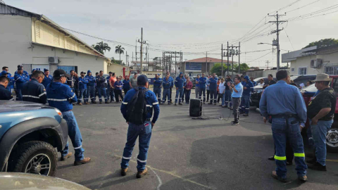 Imagen referencial de trabajadores de CNEL, 28 de marzo de 2024.