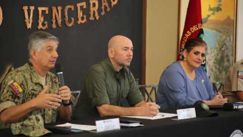 Jaime Vela, jefe del comando conjunto de FF.AA. y los ministros Gian Carlo Loffredo y Mónica Palencia, en rueda de prensa el 24 de junio de 2024.