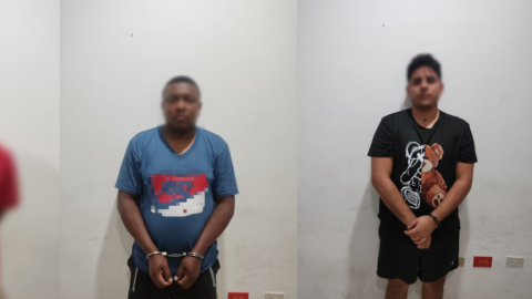 Dos de los cuatro presuntos extorsionadores detenidos en el centro de Guayaquil, el 24 de junio de 2024.