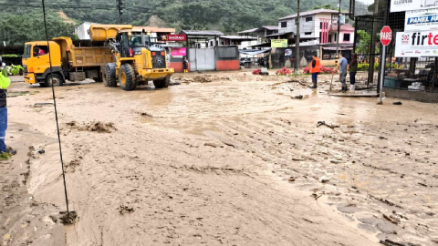 Maquinaria retira lodo arrastrado por las lluvias en el sector de Benjamín Carrión, en Zamora Chinchipe, el 21 de junio de 2024.