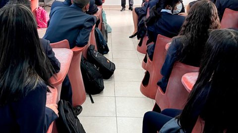 Estudiantes en una aula de clases.
