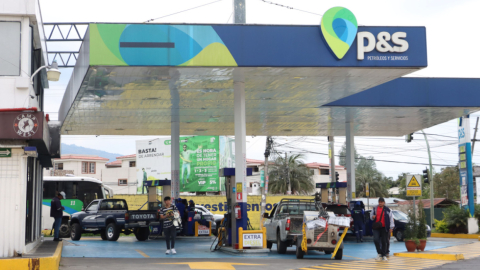 Carros cargan gasolina en una gasolinera en Quito, el 14 de junio de 2024. Imagen referencial. 