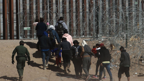 Fotografía de archivo de migrantes caminando hacia la frontera que divide a México de los Estados Unidos, el 23 de febrero de 2024, en Ciudad Juárez (México).