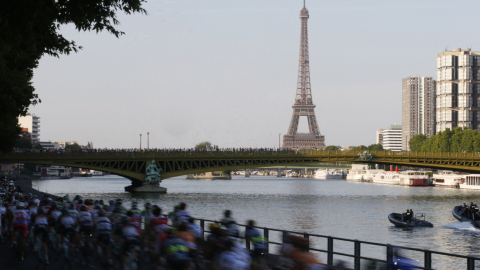 Un grupo de ciclistas recorre las orillas del río Sena cerca de la Torre Eiffel, en París.