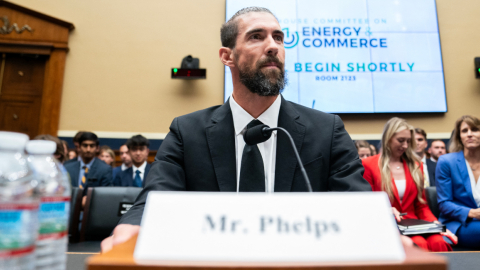 Michael Phelps habla durante una audiencia del Subcomité de Supervisión e Investigaciones sobre Examen de las medidas antidopaje antes de los Juegos Olímpicos de 2024, el 25 de junio.